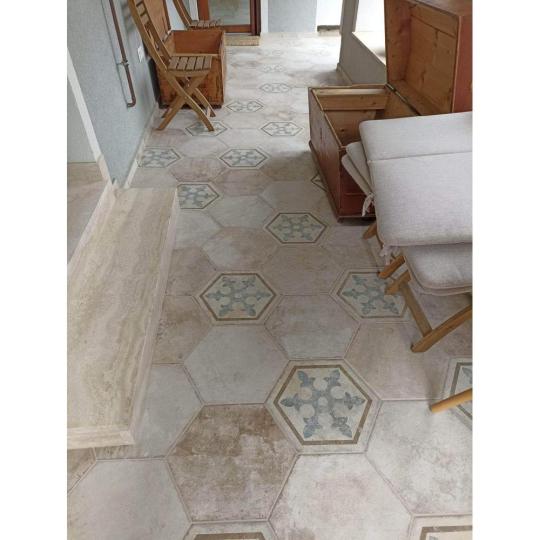 hatszogletu rusztikus mediterran greslap padlolap burkolat csempe fagyallo terasz folyoso mintas vintage klasszikus mintas lameridiana burkolat terasz nappali.jpg